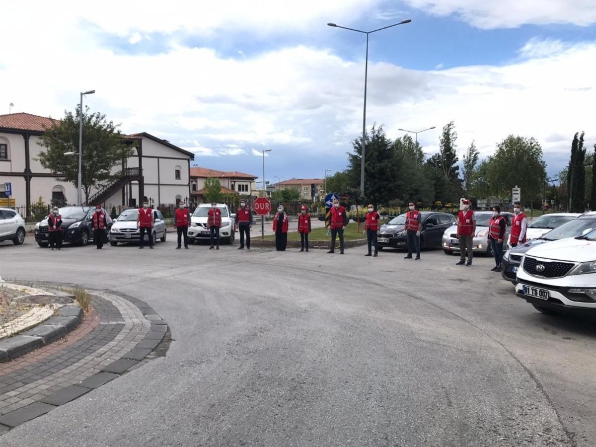 Kızılay g&ouml;n&uuml;ll&uuml;leri yardım i&ccedil;in sahada