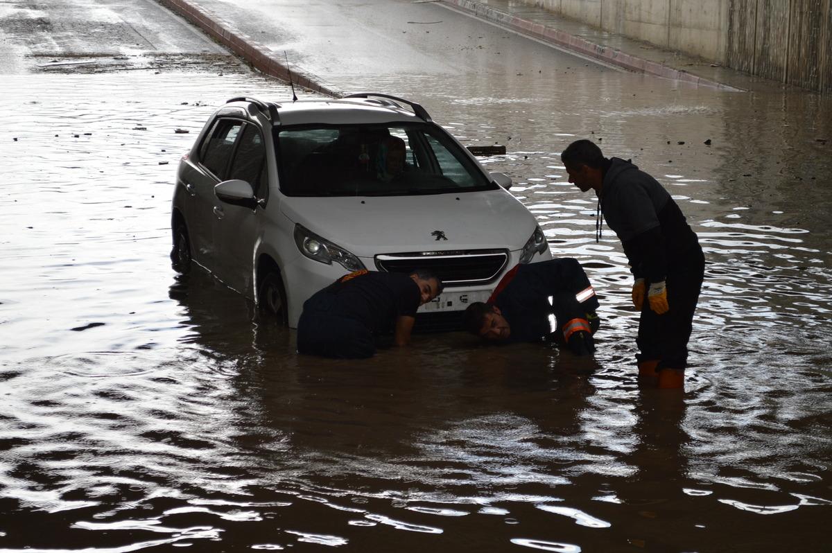 Alt ge&ccedil;itte mahsur kalan anne ve &ccedil;ocukları kurtarıldı