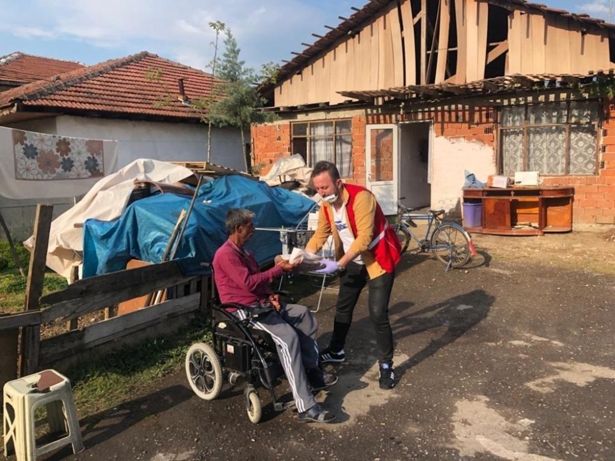 Kızılay hayırsever fırıncılar tarafından bağışlanan pideleri dağıttı