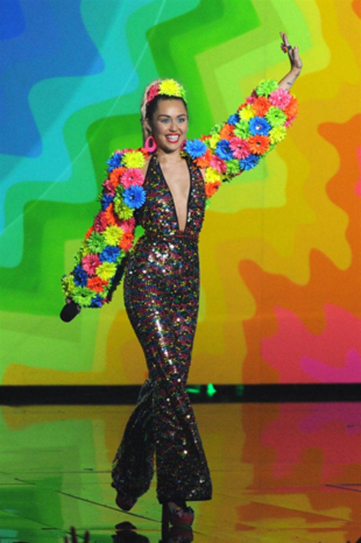 Miley Cyrus yine yaptı yapacağını G5