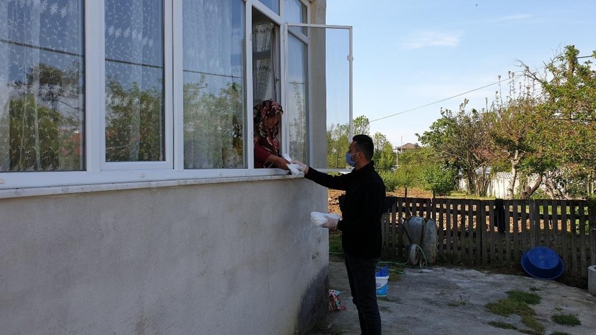 Kaynaşlı&rsquo;da &uuml;cretsiz maske dağıtımı s&uuml;r&uuml;yor