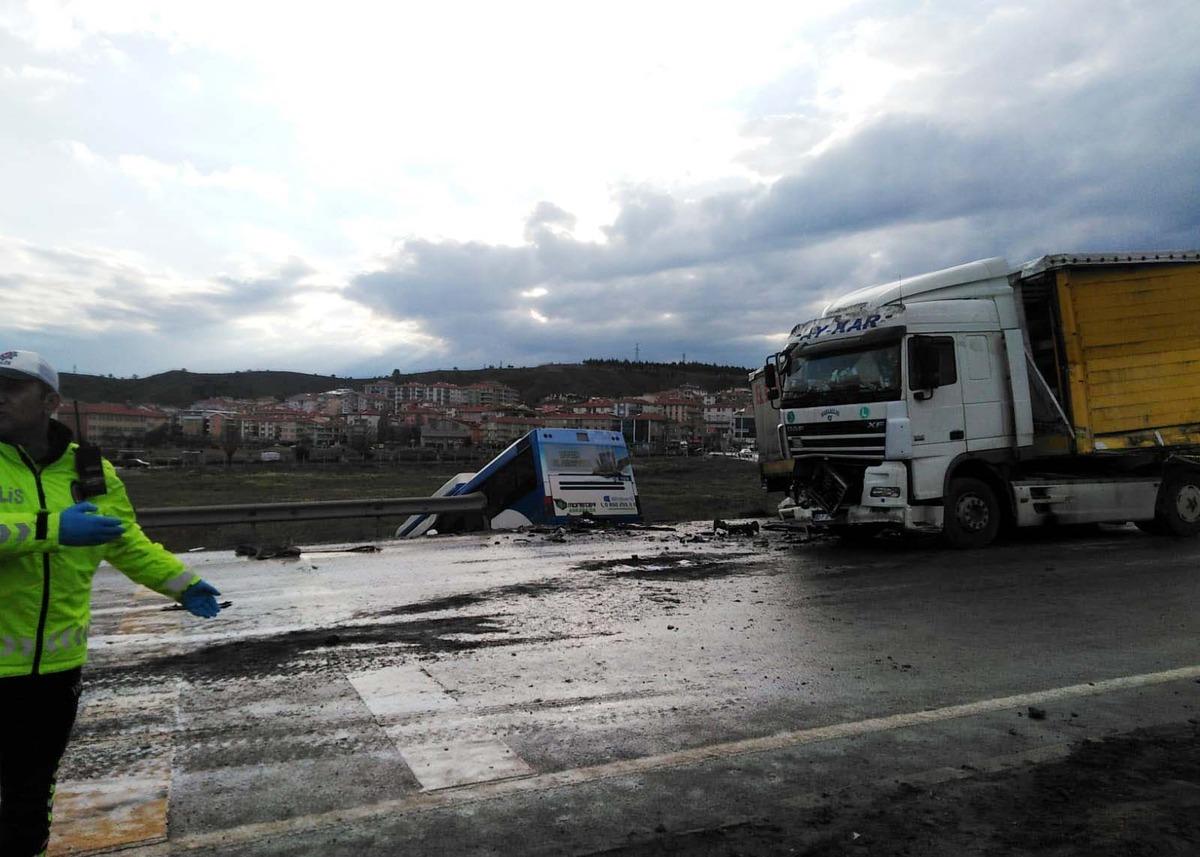 Ankara'da EGO otob&uuml;s&uuml; ile TIR &ccedil;arpıştı: 9 yaralı