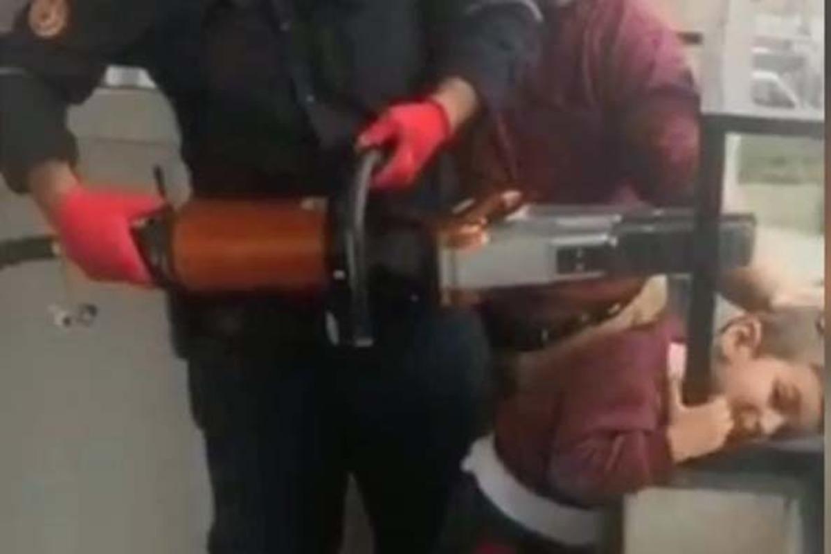 Başı demir korkuluğa sıkışan &ccedil;ocuğu itfaiye kurtardı