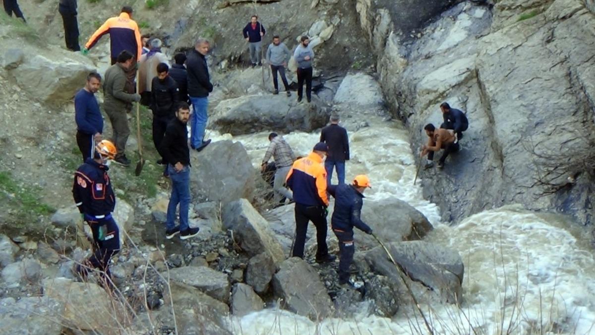 Hakkari&rsquo;de dereye d&uuml;şen &ccedil;ocuğun cansız bedenine ulaşıldı