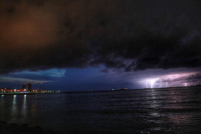 İskenderun Körfezi’nde şimşekler görsel şölen oluşturdu