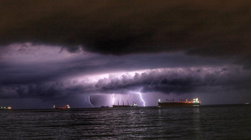 İskenderun K&ouml;rfezi&rsquo;nde şimşekler g&ouml;rsel ş&ouml;len oluşturdu