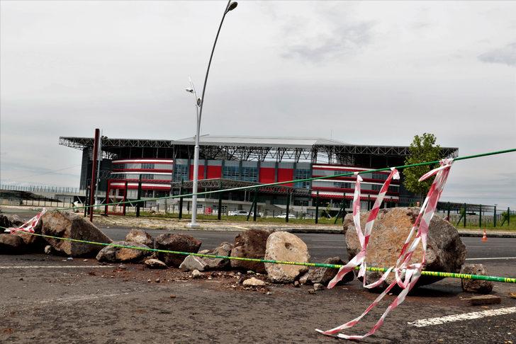 Piknikçilerin önü alınamayınca yol kayalarla kapatıldı G1