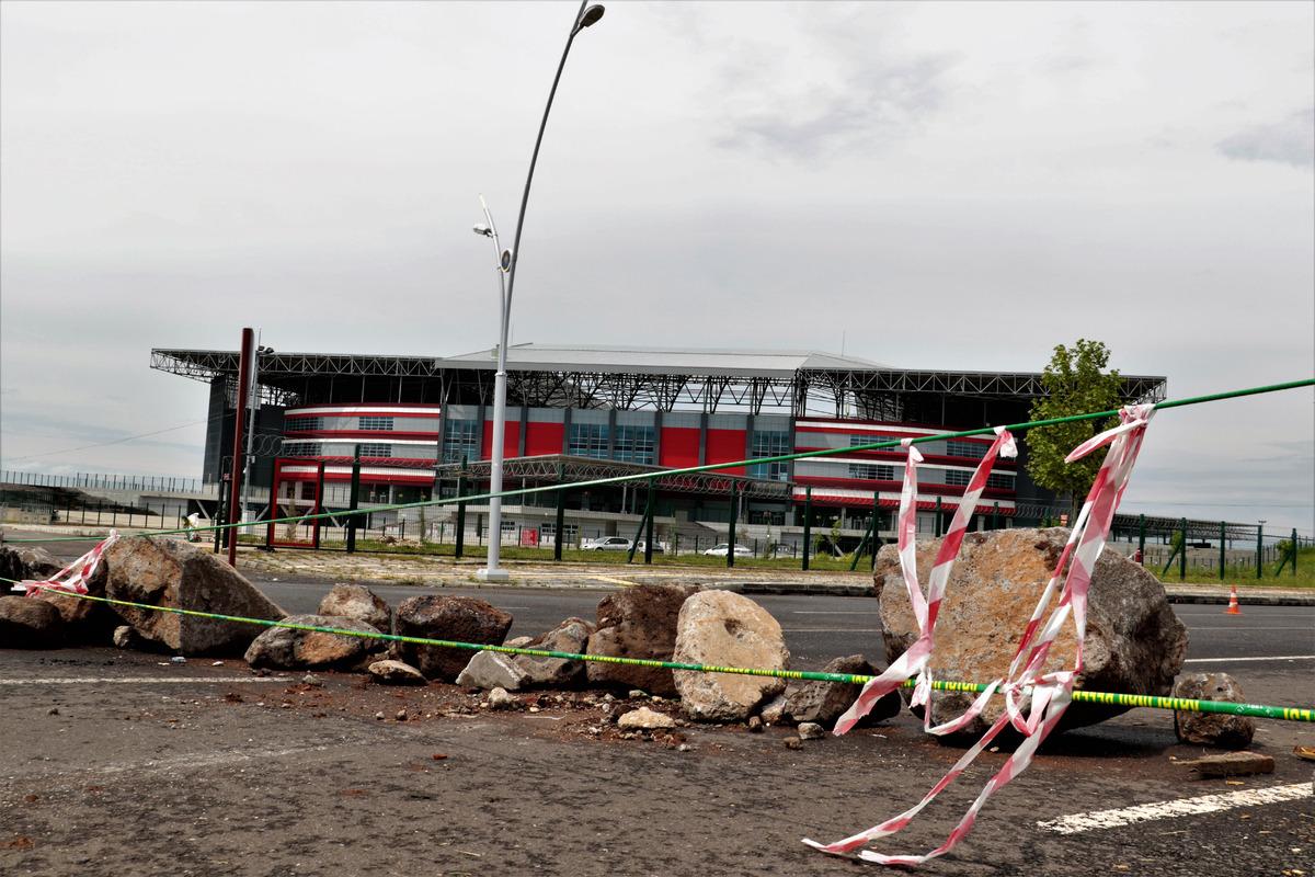 Piknik&ccedil;ilerin &ouml;n&uuml; alınamayınca yol kayalarla kapatıldı