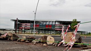 Piknikçilerin önü alınamayınca yol kayalarla kapatıldı