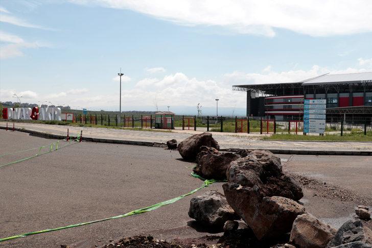 Piknikçilerin önü alınamayınca yol kayalarla kapatıldı G3