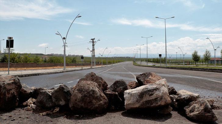 Piknikçilerin önü alınamayınca yol kayalarla kapatıldı G4