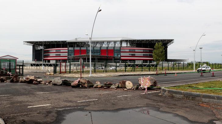 Piknikçilerin önü alınamayınca yol kayalarla kapatıldı G5