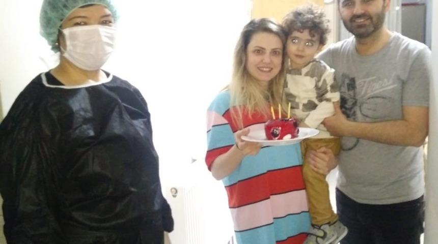 Karantinadaki &ccedil;iftin evlilik yıld&ouml;n&uuml;m&uuml;n&uuml; g&ouml;revliler kutladı