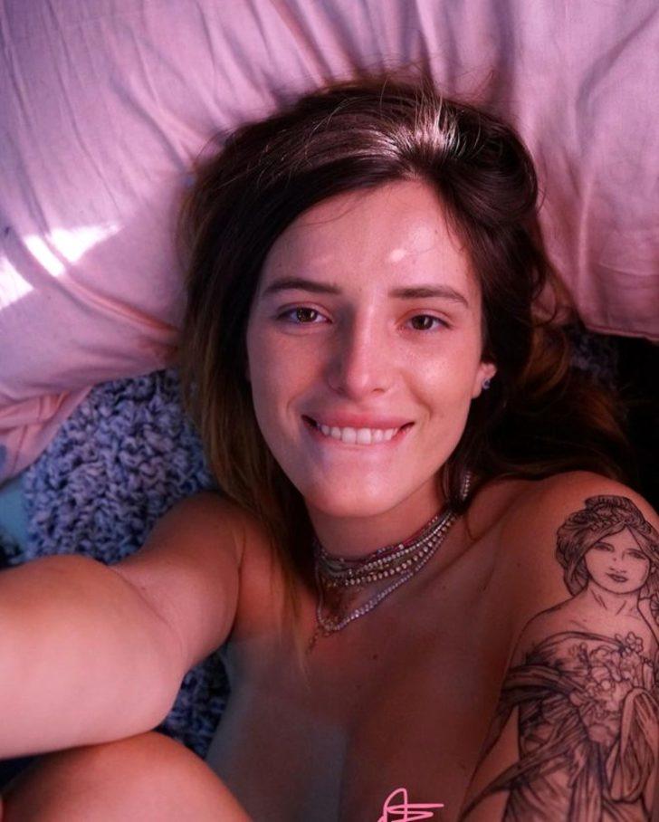 Bella Thorne mini bikinisini giyip bahçeye indi G5