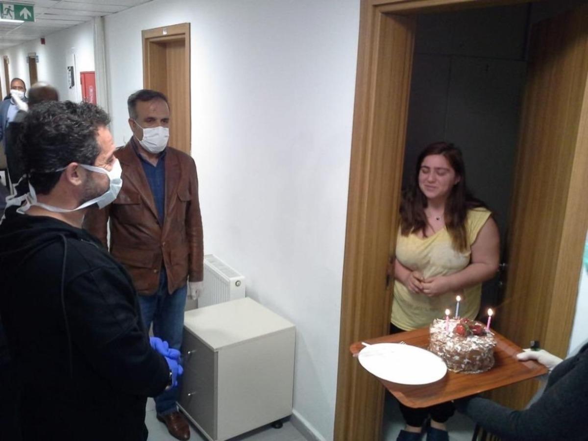 Karantinada kalan 7 kişiye doğum g&uuml;n&uuml; s&uuml;rprizi