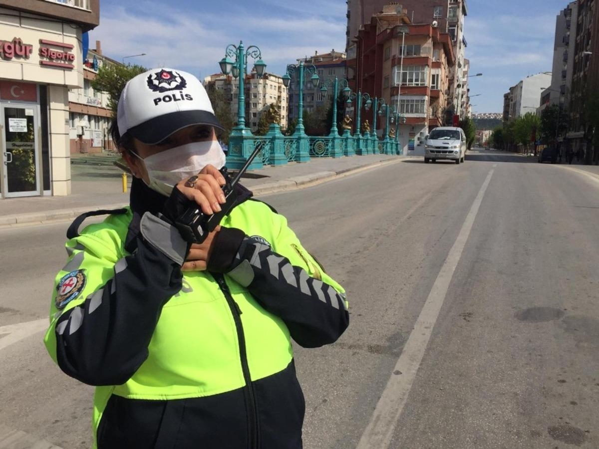 Sokaklar boş kalsa da onlar g&ouml;revlerinin başında