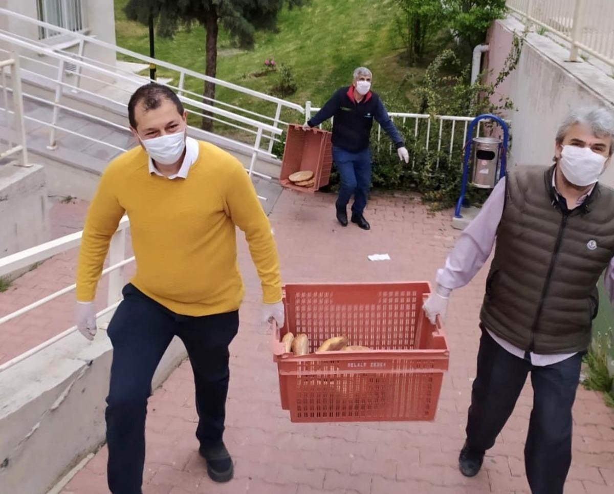 Erenk&ouml;y&rsquo;de binlerce pide ve ekmek dağıtıldı