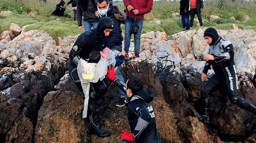 &Ccedil;eşme&rsquo;deki adaya sığınan g&ouml;&ccedil;menleri Sahil G&uuml;venlik kurtardı