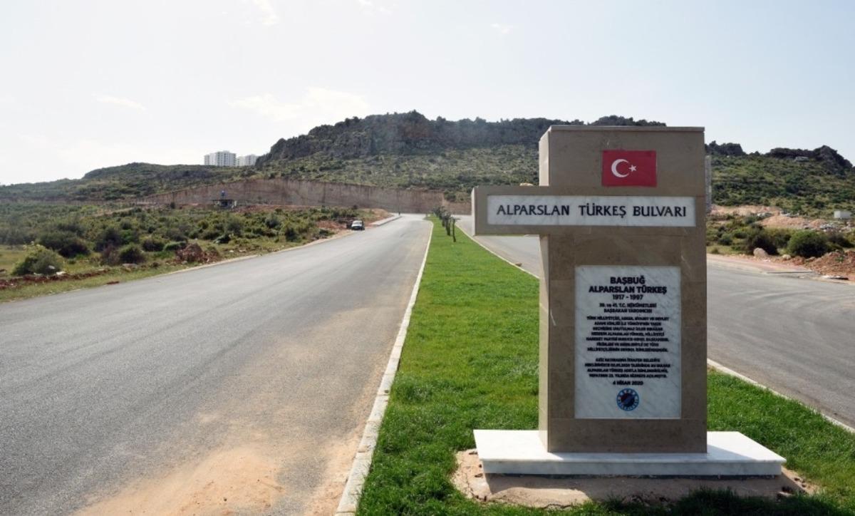Alparslan T&uuml;rkeş Bulvarı&rsquo;ndan kuş bakışı Antalya manzarası