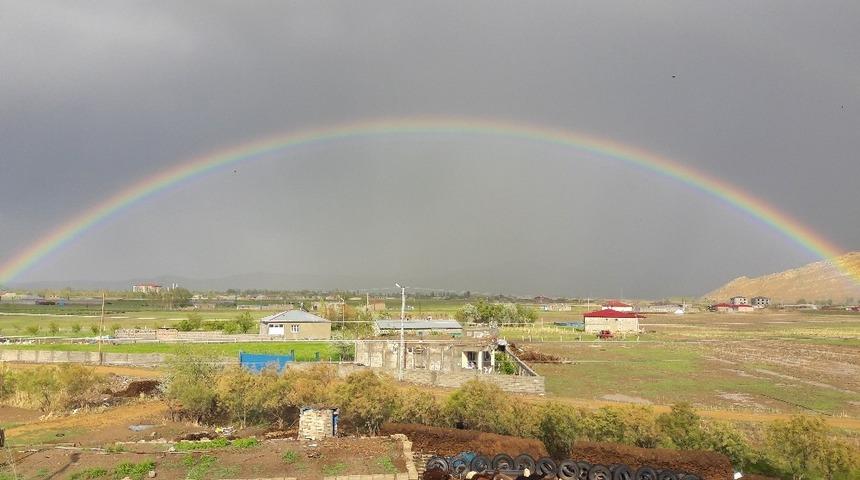 Iğdır&rsquo;da yağmur sonrası oluşan g&ouml;kkuşağı g&ouml;rsel ş&ouml;len oluşturdu