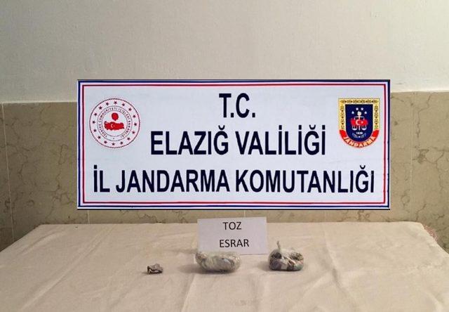 Elazığ’da şüphelinin aracından yarım kilo toz esrar çıktı