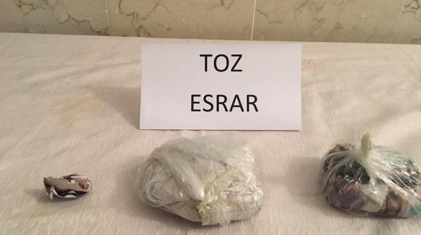 Elazığ&rsquo;da ş&uuml;phelinin aracından yarım kilo toz esrar &ccedil;ıktı