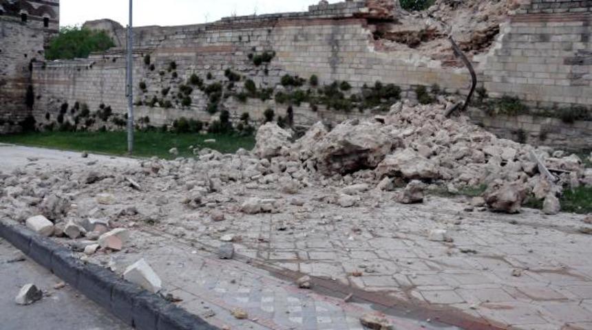 İstanbul Fatih'teki tarihi surlarda &ccedil;&ouml;kme!