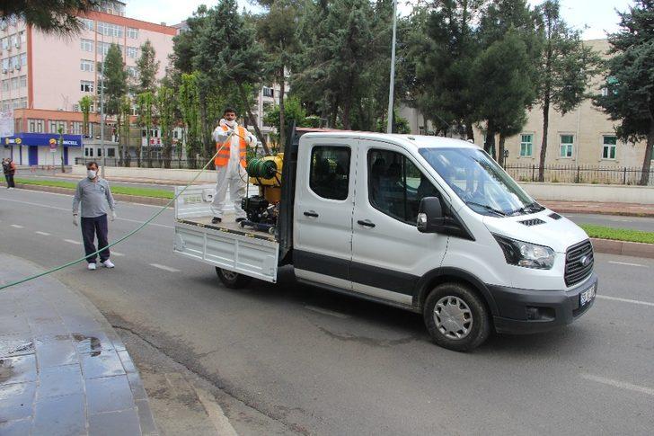 Büyükşehir Belediyesi cadde ve kaldırımları dezenfekte ediyor G2