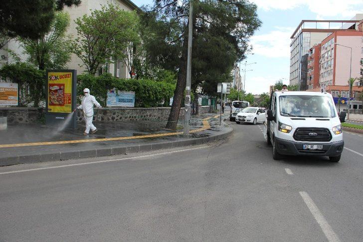 Büyükşehir Belediyesi cadde ve kaldırımları dezenfekte ediyor G3