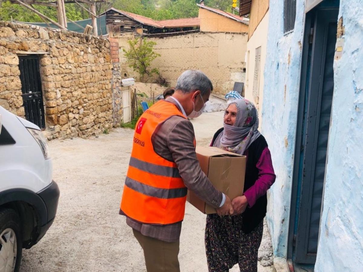 Başkan &Ccedil;ınar, yardım ekibine yardımcı oldu Ramazan gıda kolisi dağıttı