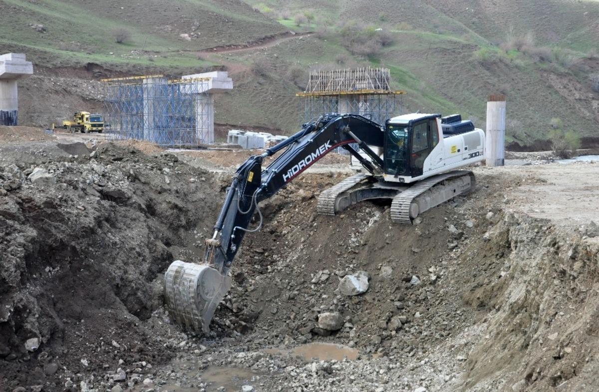 Heyelandan dolayı 3 g&uuml;nd&uuml;r kapalı olan Y&uuml;ksekova-Van karayolunda hummalı &ccedil;alışma