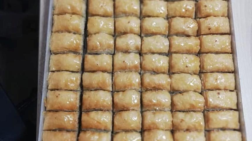 Karantinada doğum g&uuml;n&uuml; kutlanan kişiden g&ouml;revlilere baklavalı teşekk&uuml;r