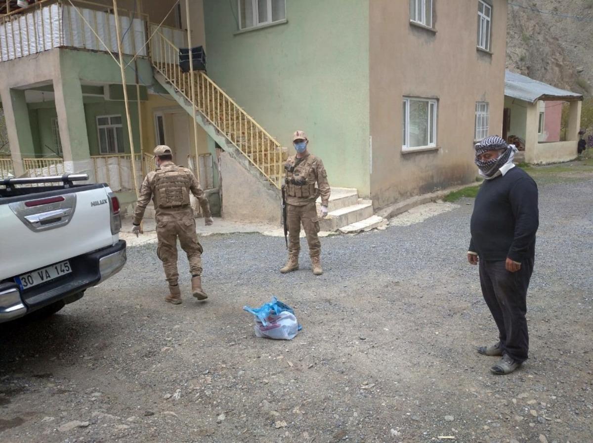 Jandarma fitrelerini k&ouml;yl&uuml;ye bağışladı
