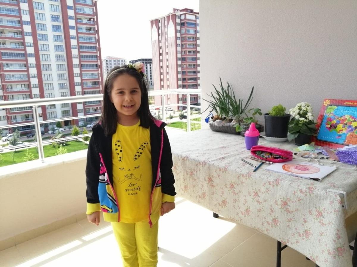 K&uuml;&ccedil;&uuml;k Cansu&rsquo;dan videolu "evde kal" mesajı