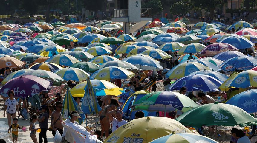 Fotoğrafları Reuters paylaştı! Koronavir&uuml;s g&uuml;nlerinde plajlar doldu taştı