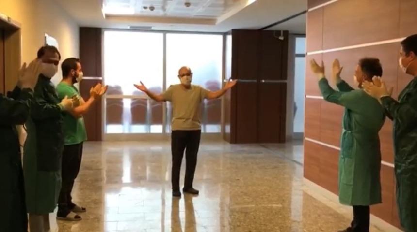Koronavirüsü yenen doktoru mesai arkadaşları alkışlarla taburcu etti
