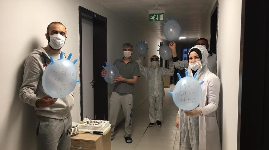 Karantinada doğum günü sürprizi! Şaşkınlığını gizleyemedi