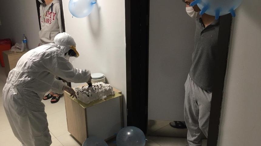 Karantina altındaki vatandaşa, yurt çalışanlarından doğum günü sürprizi