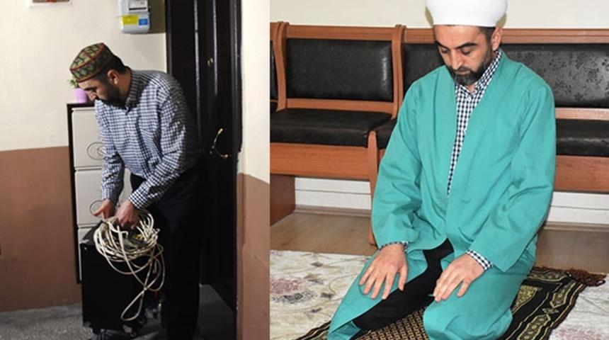 Din görevlisi komşularına evlerinde teravih namazı kıldırıyor