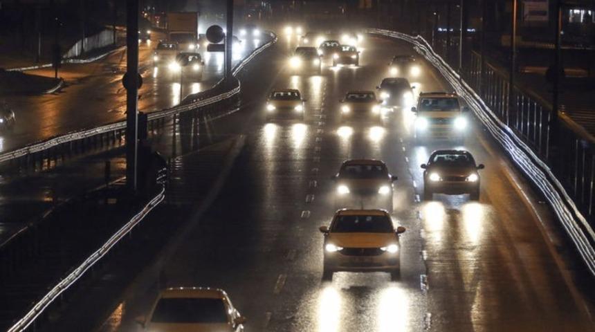 Sokağa &ccedil;ıkma kısıtlamasının bitmesinin ardından E-5 karayolunda hareketlilik