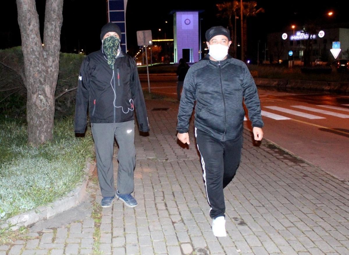Saatin ge&ccedil; olmasına aldırmadan oraya h&uuml;cum ettiler