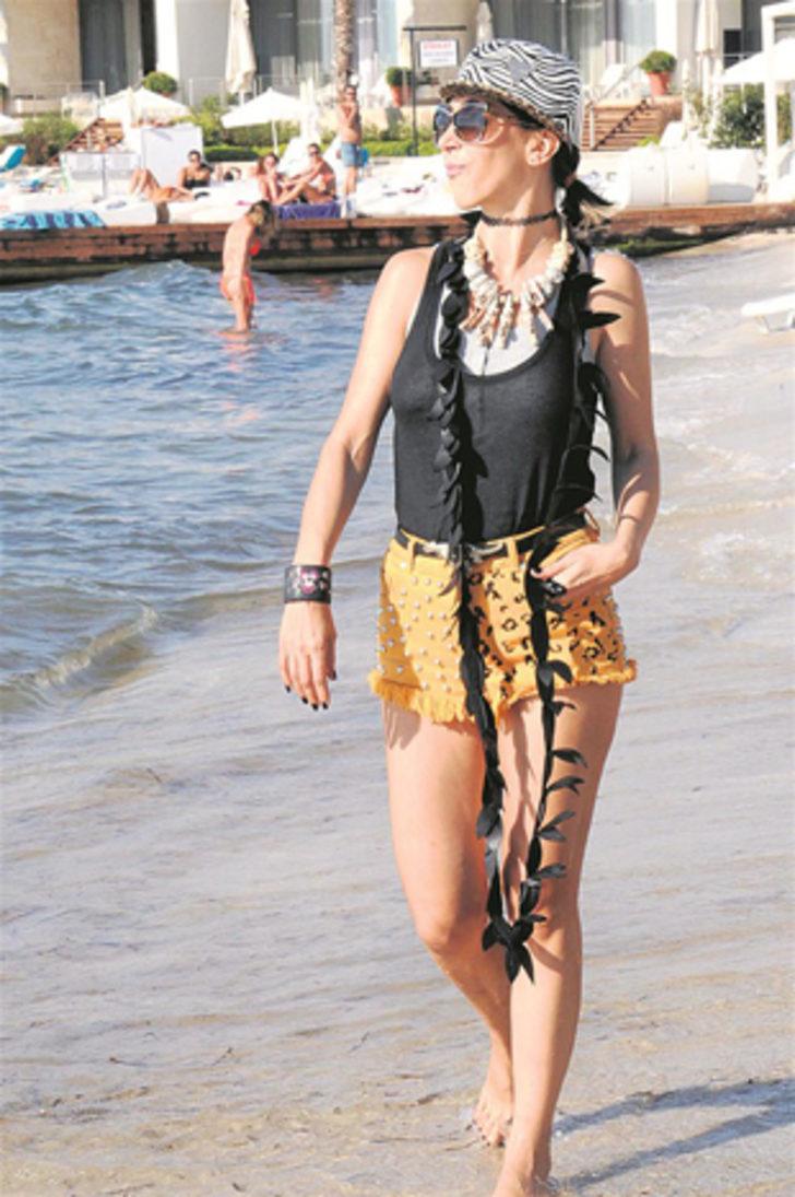 Hande Yener bikiniyle G3