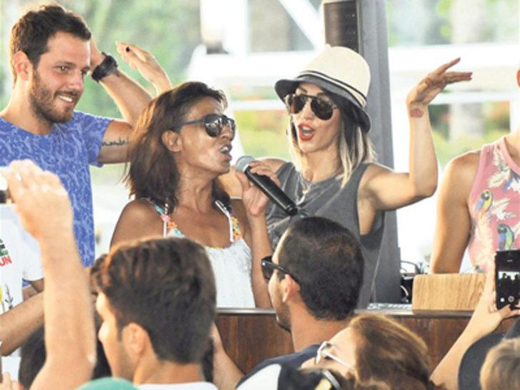 Hande Yener bikiniyle G5