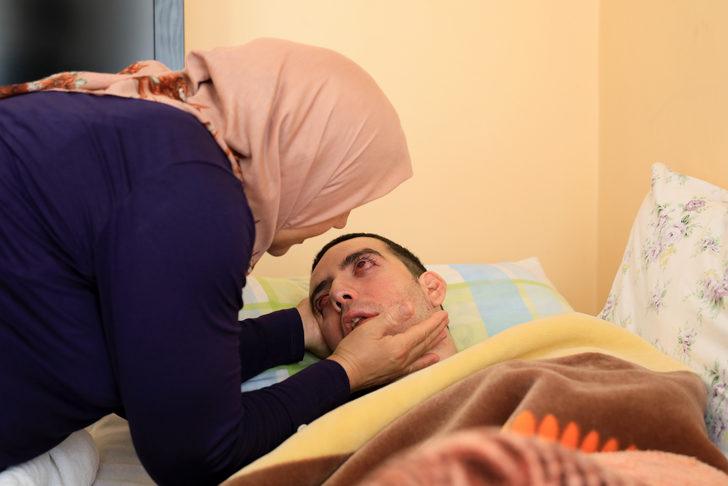 Yatalak oğlunun gözlerini 6 yıldır yara bandıyla kapatıyor G4