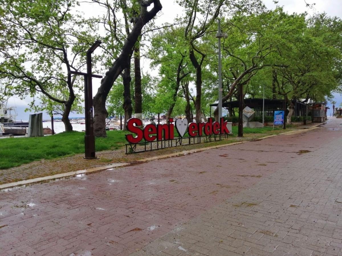 Erdek 3 g&uuml;nl&uuml;k sokağa &ccedil;ıkma yasağına uydu
