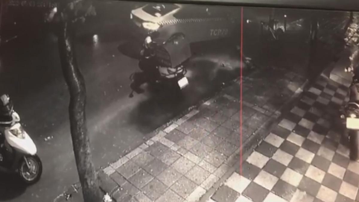 Aşırı yağış sonrası &ccedil;&ouml;ken yola b&ouml;yle d&uuml;şt&uuml;