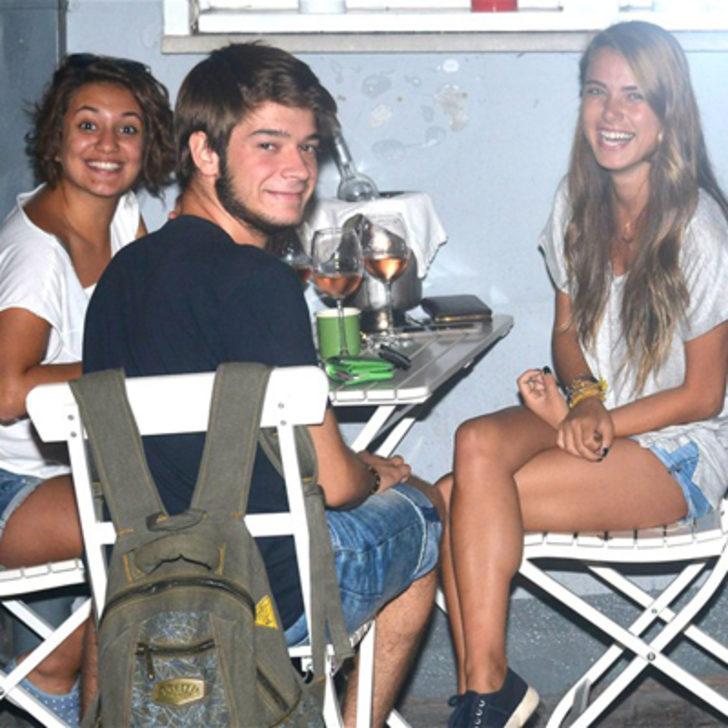 Ceyda Ateş arkadaşlarıyla G1