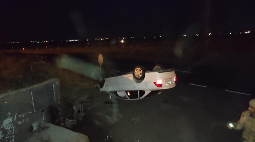 Devrilen otomobildeki 3 kişi yaralandı