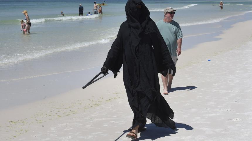 Karantinaya uymayanlara  &lsquo;Azrail kost&uuml;ml&uuml;&rsquo; protesto