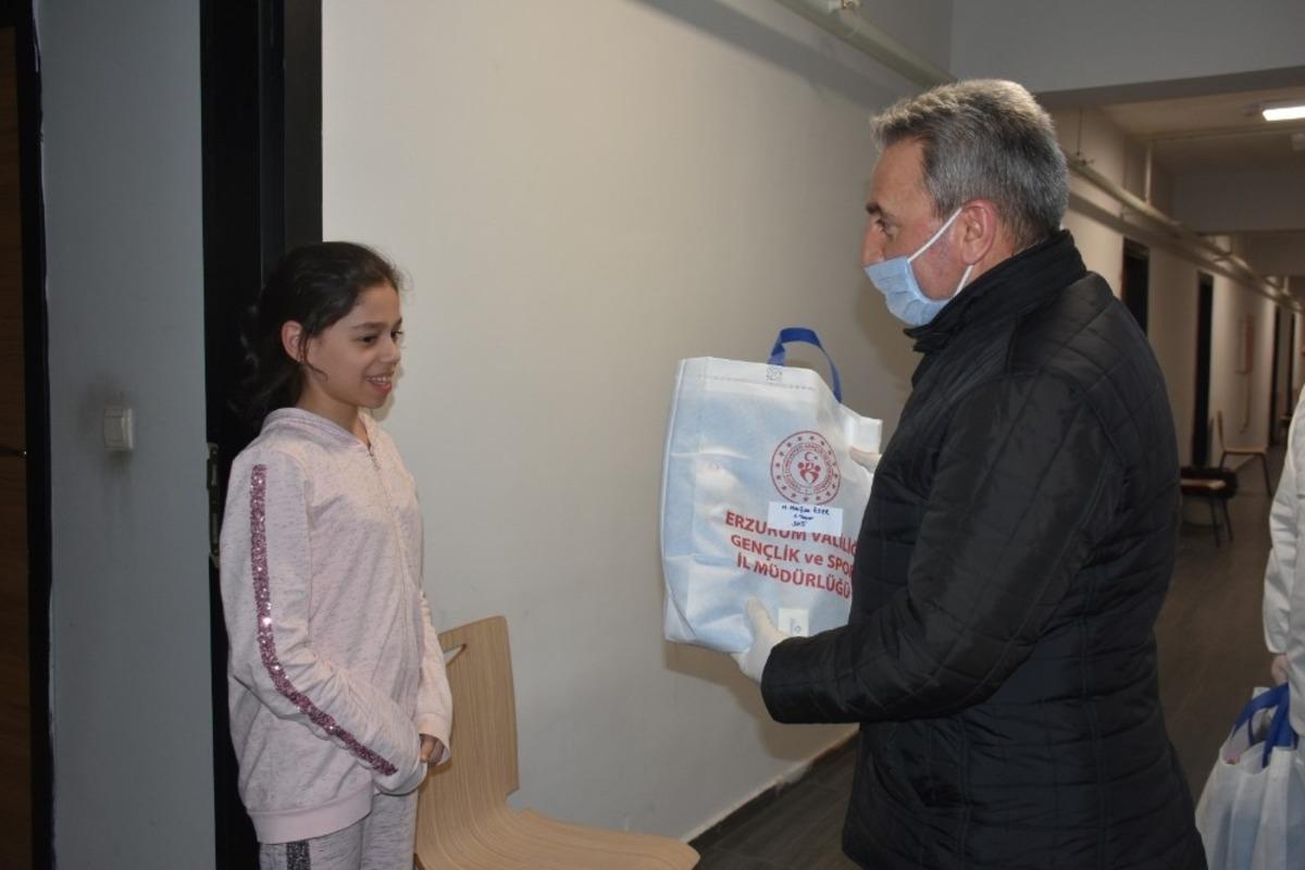 Karantinadaki &ccedil;ocuklar sevindirildi